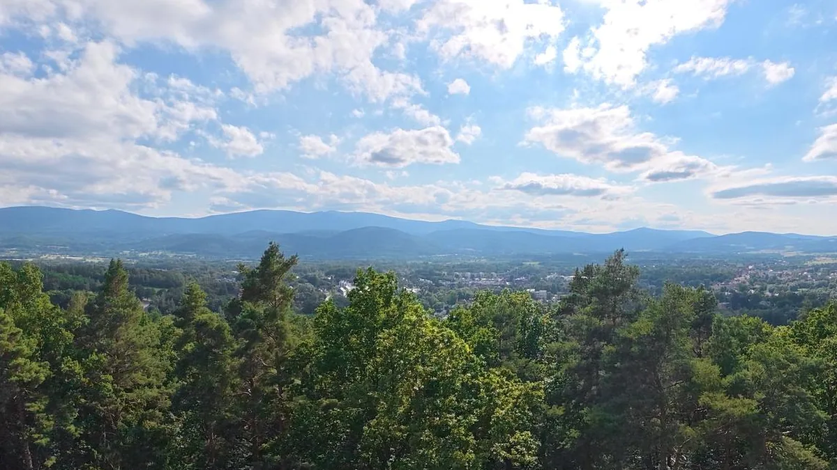 Cieplice i grzbiet Karkonoszy widziane z wieży na Górze Sołtysiej
