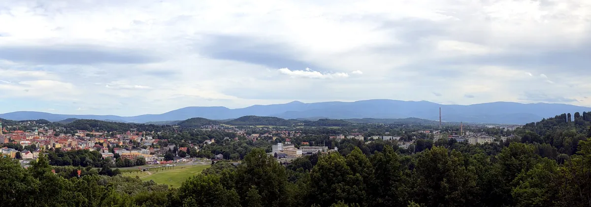Panorama Jeleniej Góry i Karkonoszy z wieży Grzybek na Wzgórzu Krzywoustego