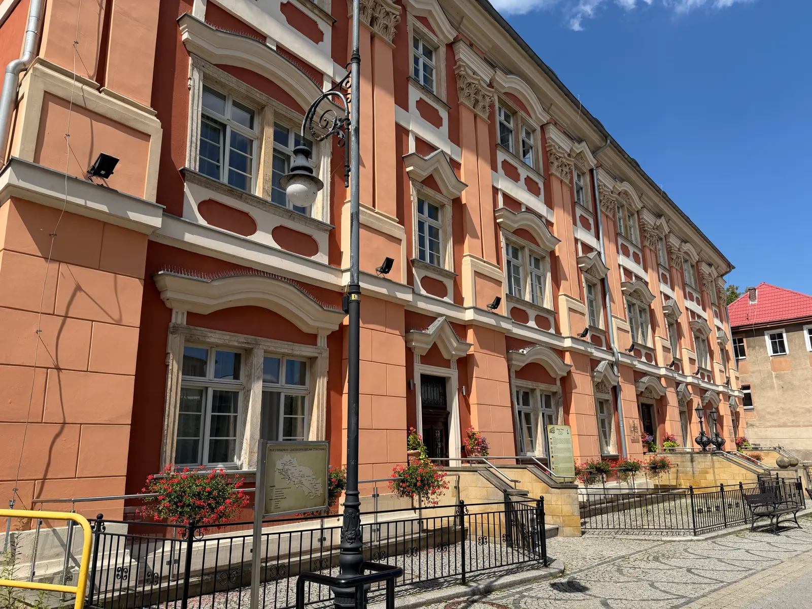 Fasada Długiego Domu z bliska: pilastry, naczółki nad oknami i kamienne portale wejściowe