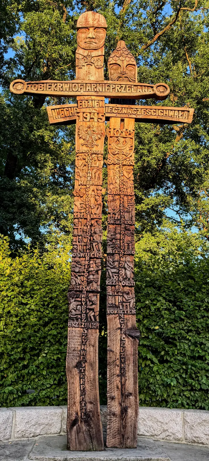 Dwa siedmiometrowe drewniane miecze wbite w ziemię w Cieplicach; na rękojeściach rzeźbione głowy woja i żołnierza, na jelcach napis „TOBIE KRWI OFIARNIE PRZELANA NIECHAJ BĘDZIE WIECZNA CZEŚĆ I CHWAŁA", na głowniach rzędy nazw i płaskorzeźb